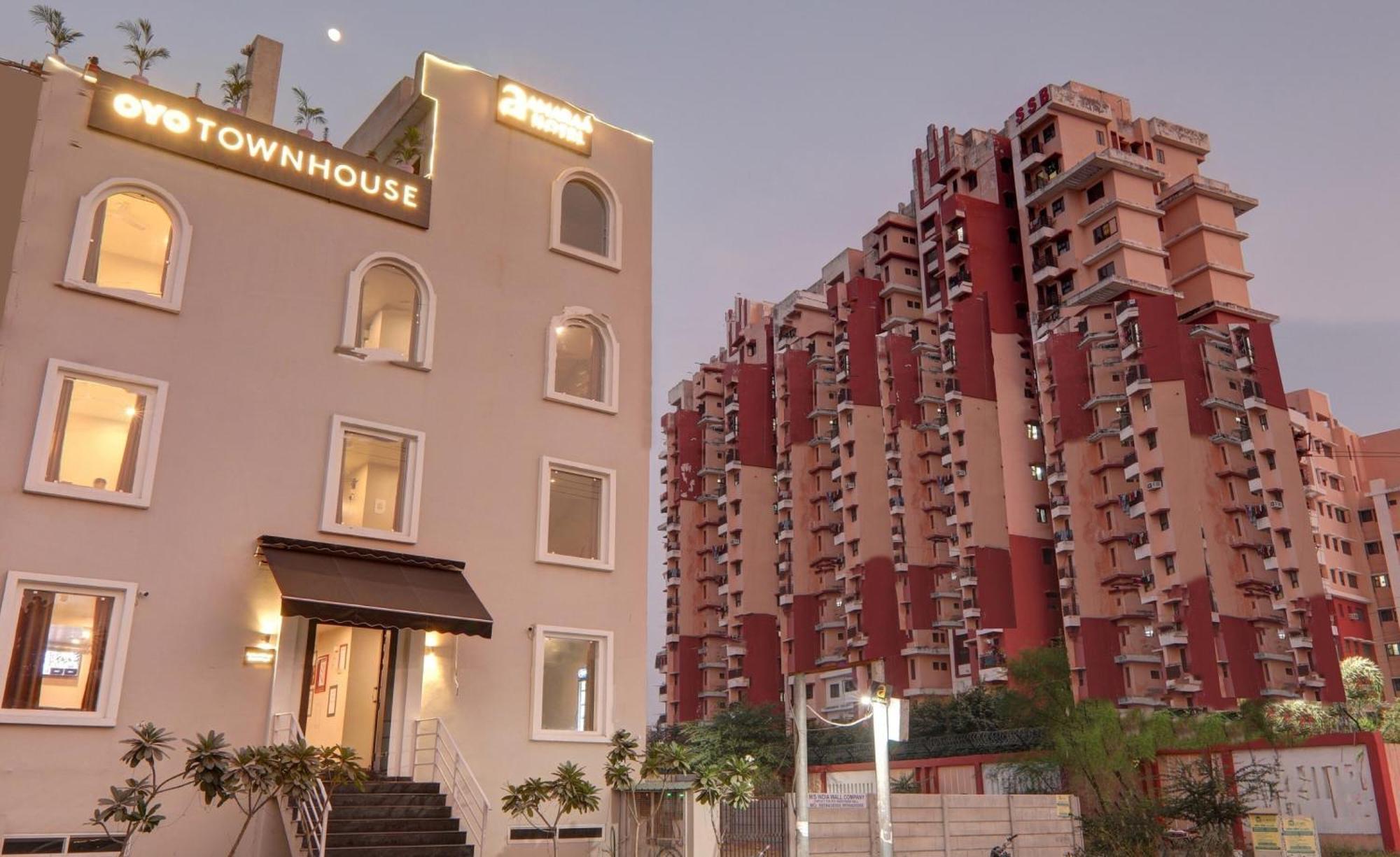 Super Townhouse Amaraa Hotel Near Phoenix Palassio ラクナウ エクステリア 写真