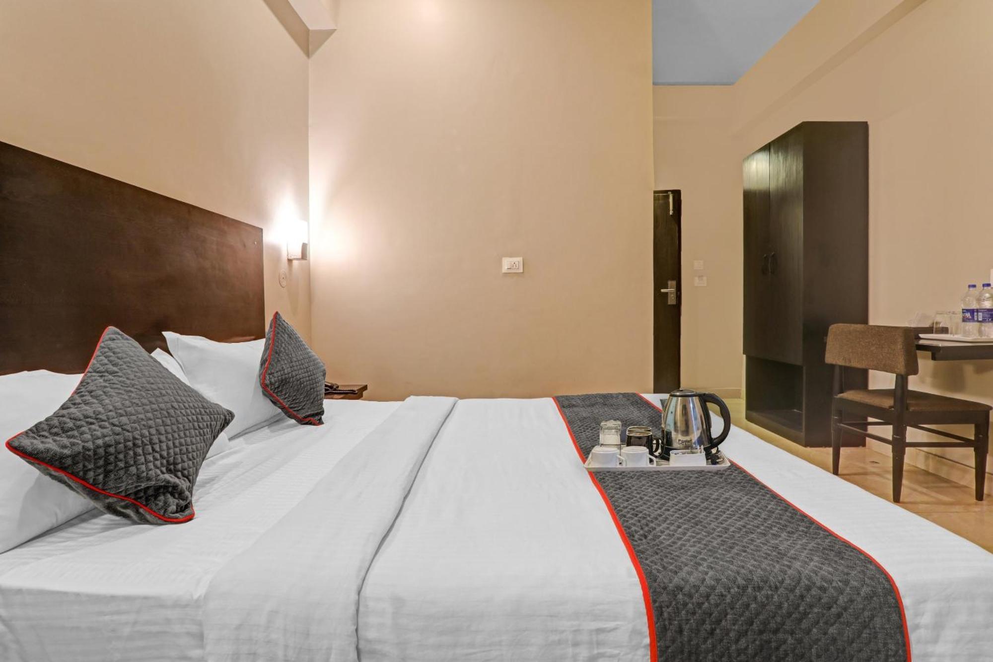 Super Townhouse Amaraa Hotel Near Phoenix Palassio ラクナウ エクステリア 写真