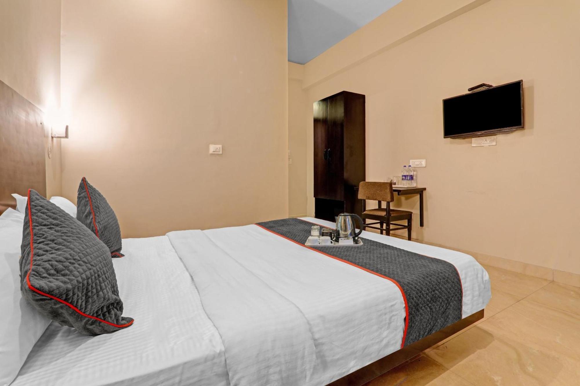 Super Townhouse Amaraa Hotel Near Phoenix Palassio ラクナウ エクステリア 写真